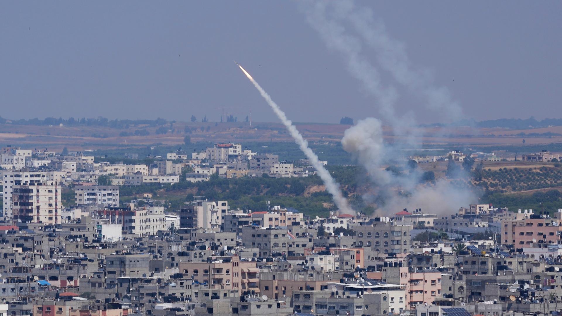 Das Foto zeigt Raketen, die über den Gazastreifen nach Israel fliegen.