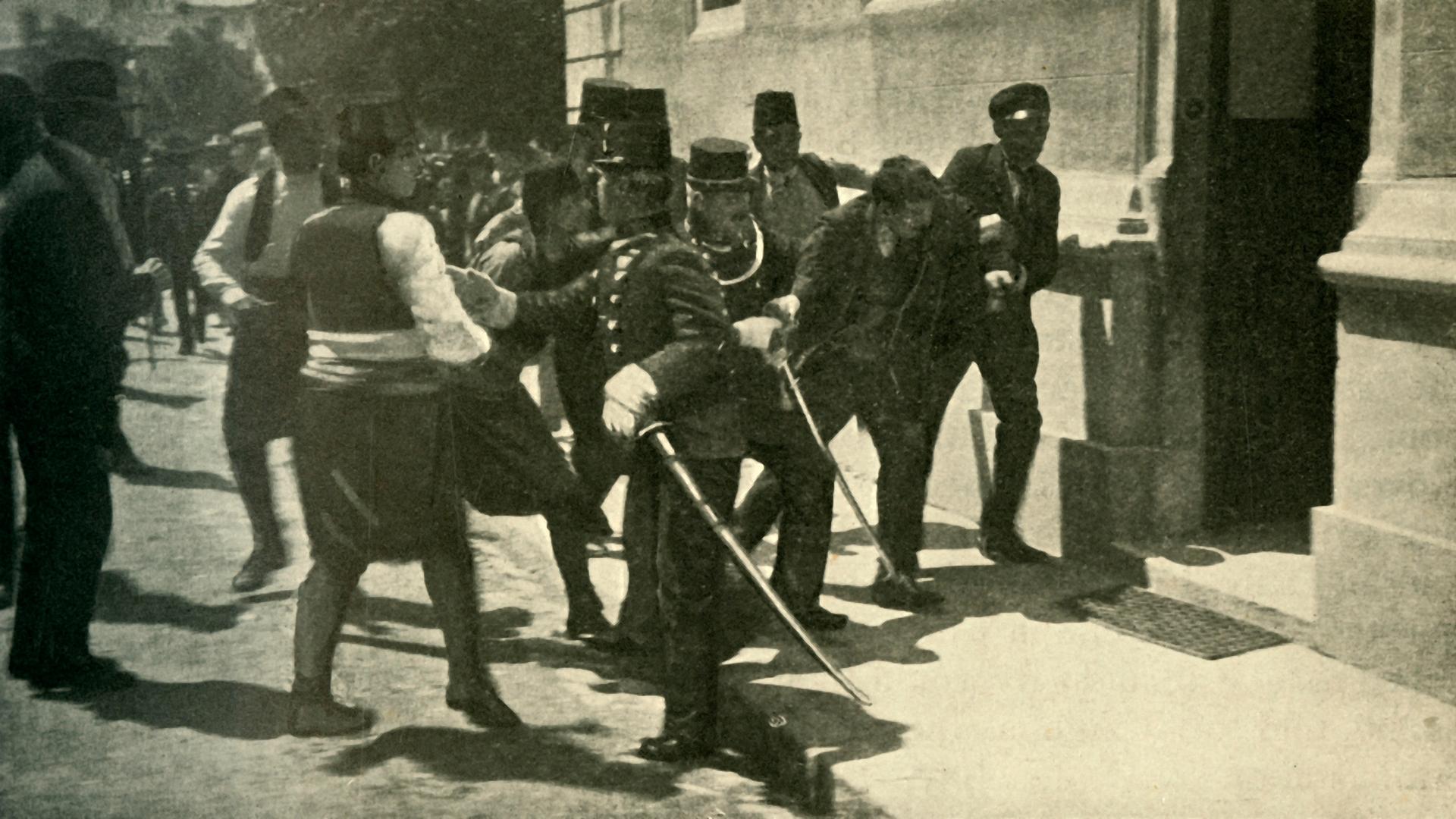 Die Festnahme des Attentäters Gavrilo Princip (2. v.r.), der den österreichischen Thronfolger Franz Ferdinand und seine Gattin Sophie am 28. Juni 1914 in Sarajevo erschossen hat.