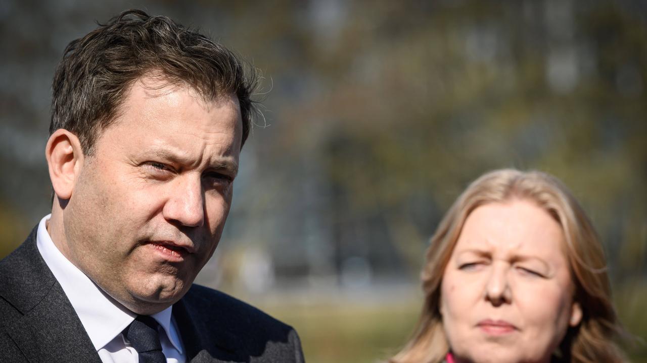 Lars Klingbeil und Bärbel Bas gucken - etwas von der Sonne geblendet - in die Kamera.