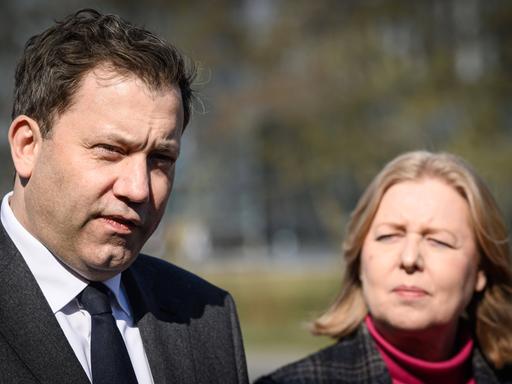 Lars Klingbeil und Bärbel Bas gucken - etwas von der Sonne geblendet - in die Kamera.