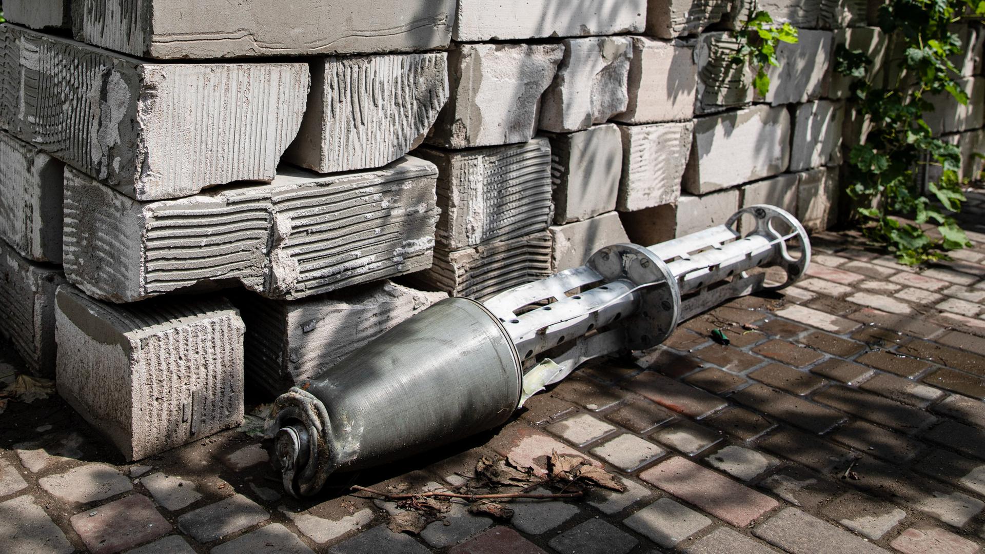 Eine Streubombe liegt vor einer Mauer in der Nähe des ukrainischen Dorfes Shevchenove in der Region Mykolaiv.