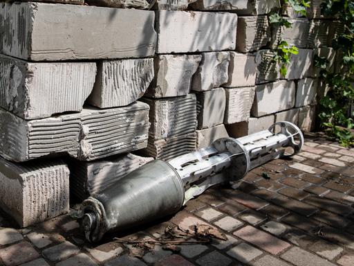 Eine Streubombe liegt vor einer Mauer in der Nähe des ukrainischen Dorfes Shevchenove in der Region Mykolaiv.