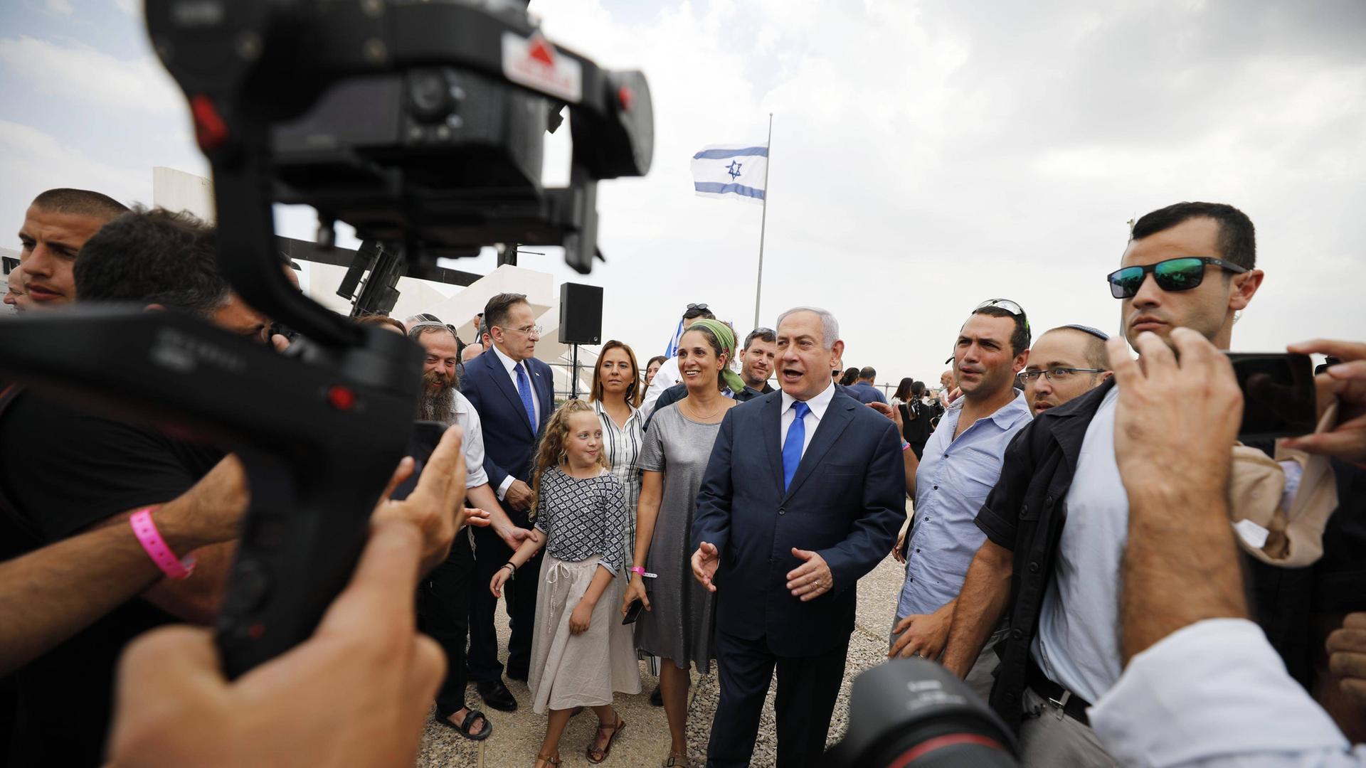 EIn Kameramann begleitet Israels Ministerpräsident Benjamin Netanjahu, der bei einem  Besuch in der West Bank im September 2019 von Menschen umringt wird. 