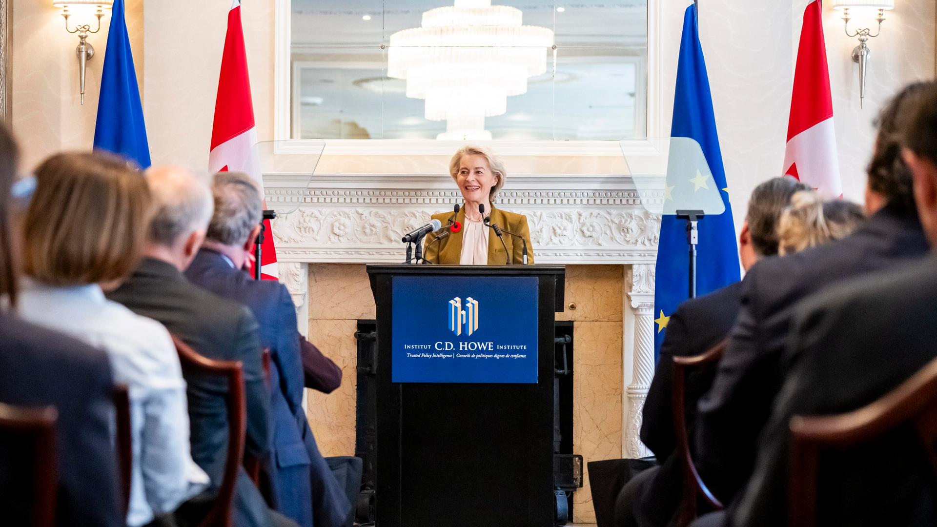 EU-Kommissionspräsidentin von der Leyen steht beim EU-Kanada-Gipfels in Montreal an einem Rednerpult, vor ihr sitzen viele Menschen. EU-Kommissionspräsidentin von der Leyen steht beim EU-Kanada-Gipfels in Montreal an einem Rednerpult, vor ihr sitzen viele Menschen.
