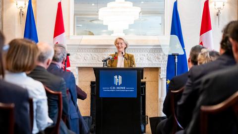 EU-Kommissionspräsidentin von der Leyen am Rande des EU-Kanada-Gipfels in Montreal; sie steht an einem Rednerpult, vor ihr sitzen viele Menschen.