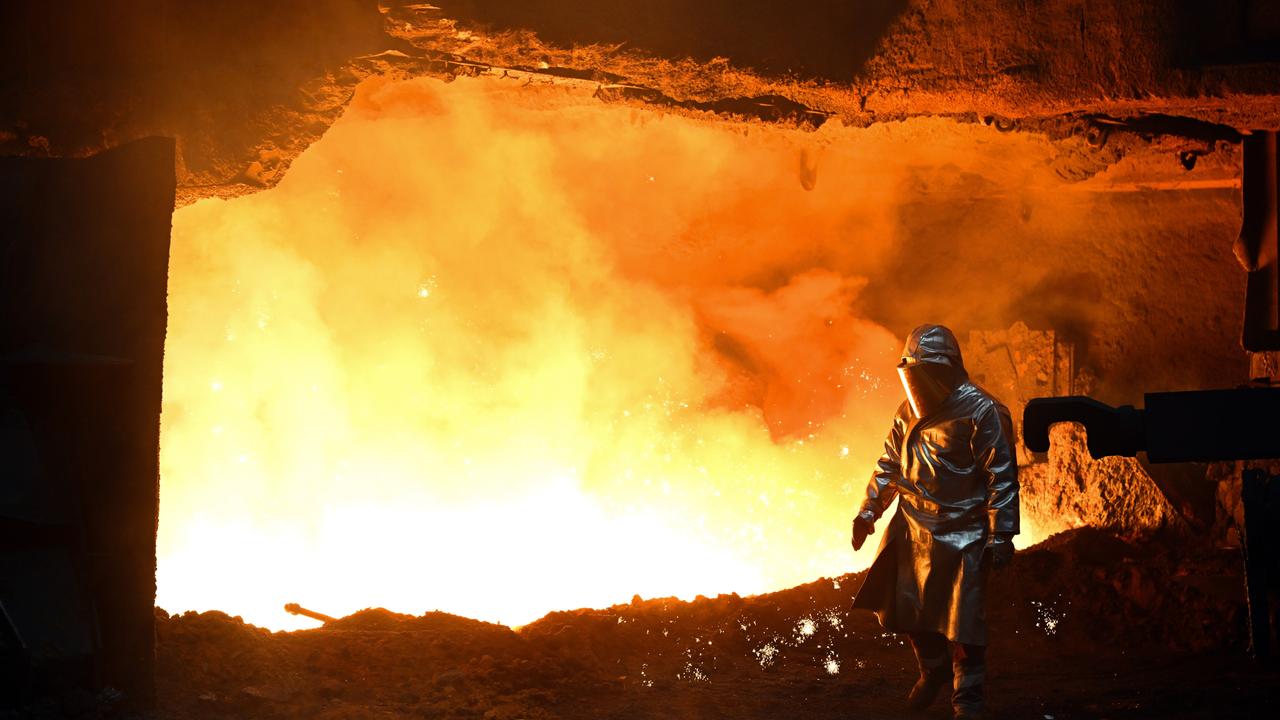 Ein Mitarbeiter steht an einem Hochofen bei Thyssenkrupp Steel