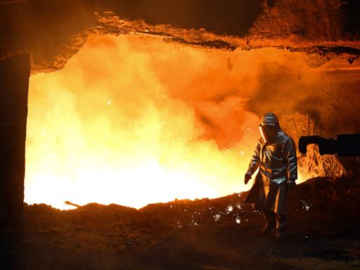 Ein Mitarbeiter steht an einem Hochofen bei Thyssenkrupp Steel