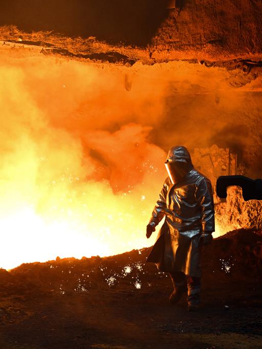 Ein Mitarbeiter steht an einem Hochofen bei Thyssenkrupp Steel