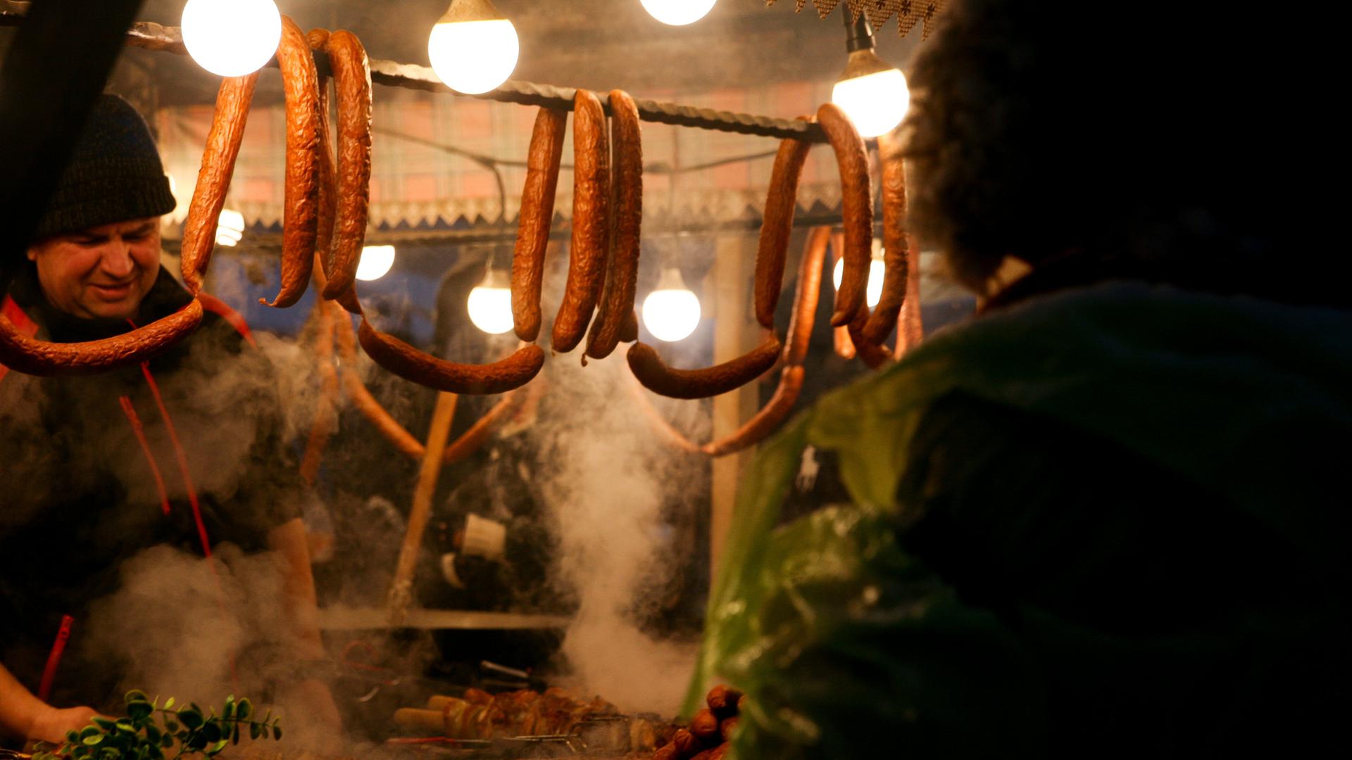 Ein Räucher- und Wurststand auf einem Weihnachtsmarkt in Krakau. Ein Räucher- und Wurststand auf einem Weihnachtsmarkt in Krakau.