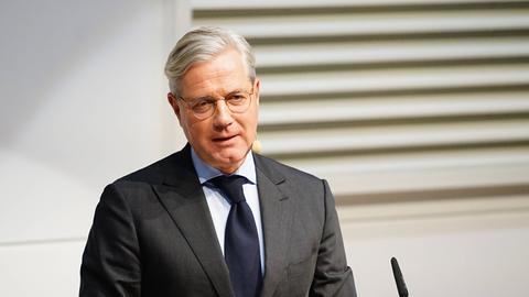 Dr. Norbert Röttgen spricht in ein Mikrofon. 