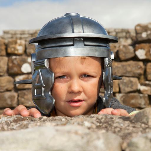 Ein Junge mit einem römischen Helm