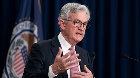 Das Bild zeigt den Chef der US-Notenbank, Jerome Powell, während einer Pressekonferenz.