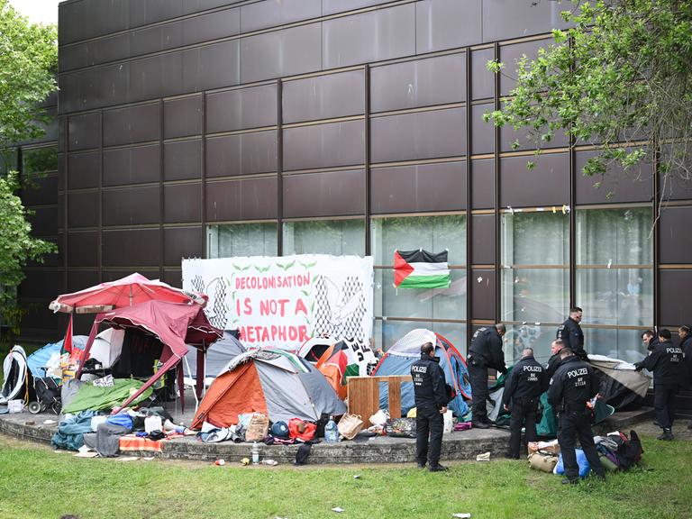 Polizeibeamte räumen nach der Auflösung einer pro-palästinensischen Demonstration der Gruppe «Student Coalition Berlin» auf dem Theaterhof der Freien Universität Berlin das Camp ab. Propalästinensische Aktivisten hatten einen Hof der Freien Universität in Berlin besetzt.