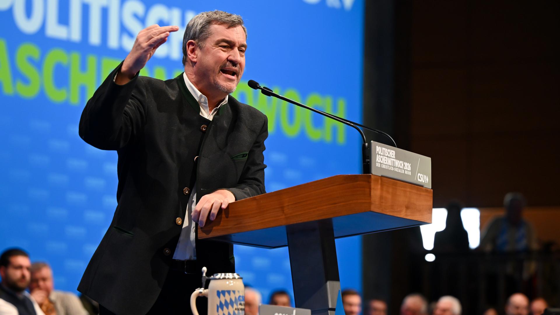 Passau: Markus Söder (CSU), Ministerpräsident von Bayern und CSU-Chef, steht beim politischen Aschermittwoch der CSU auf der Bühne.