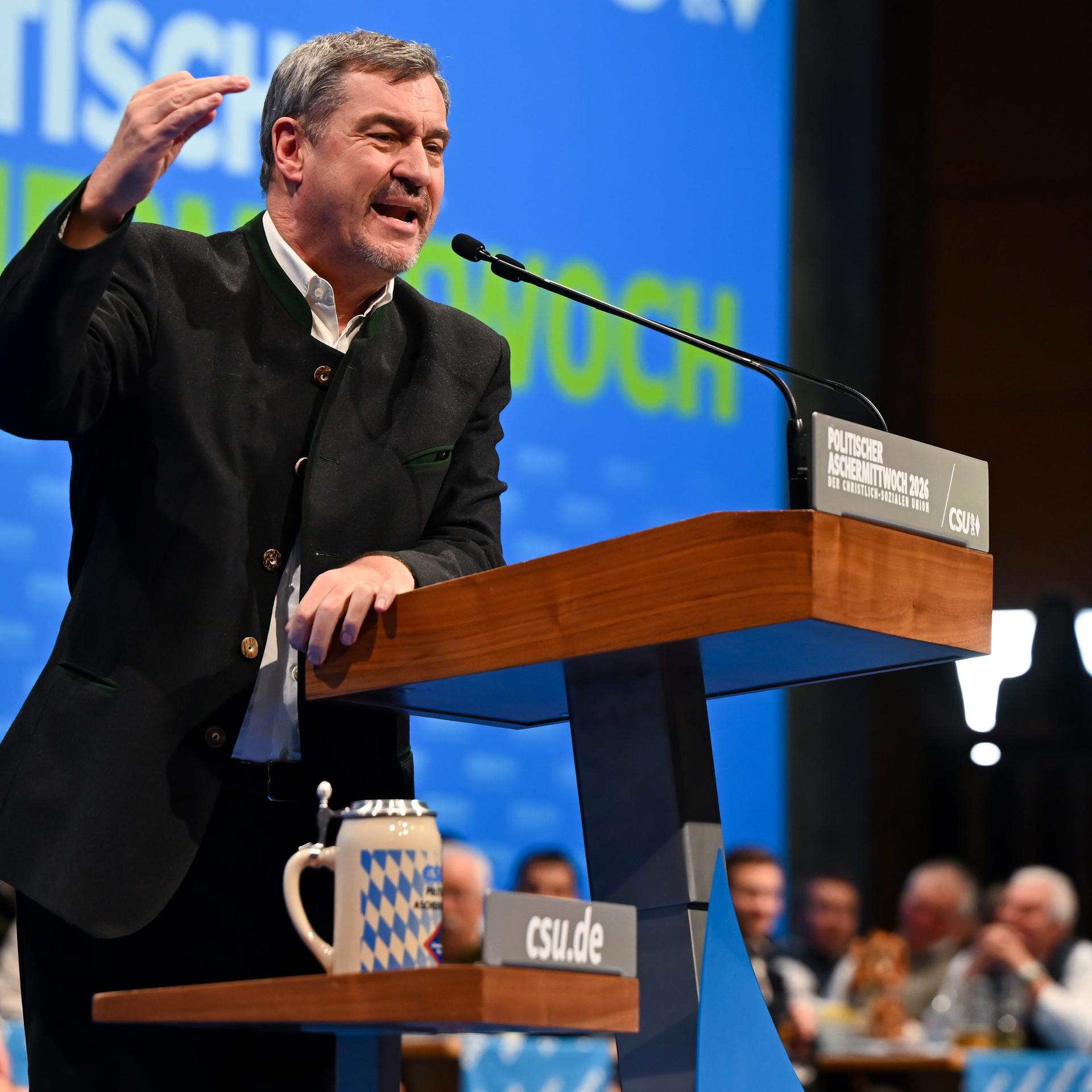 Passau: Markus Söder (CSU), Ministerpräsident von Bayern und CSU-Chef, steht beim politischen Aschermittwoch der CSU auf der Bühne.