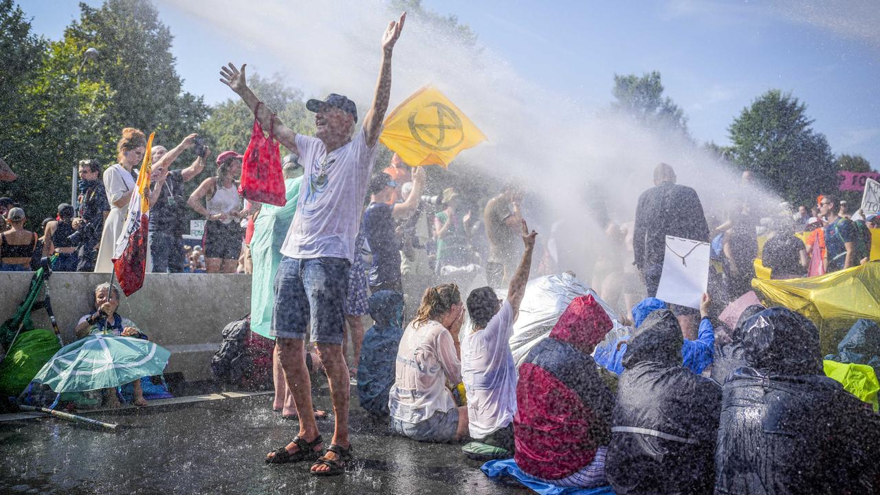 Den Haag - Klimaaktivisten Blockieren Autobahnabschnitt