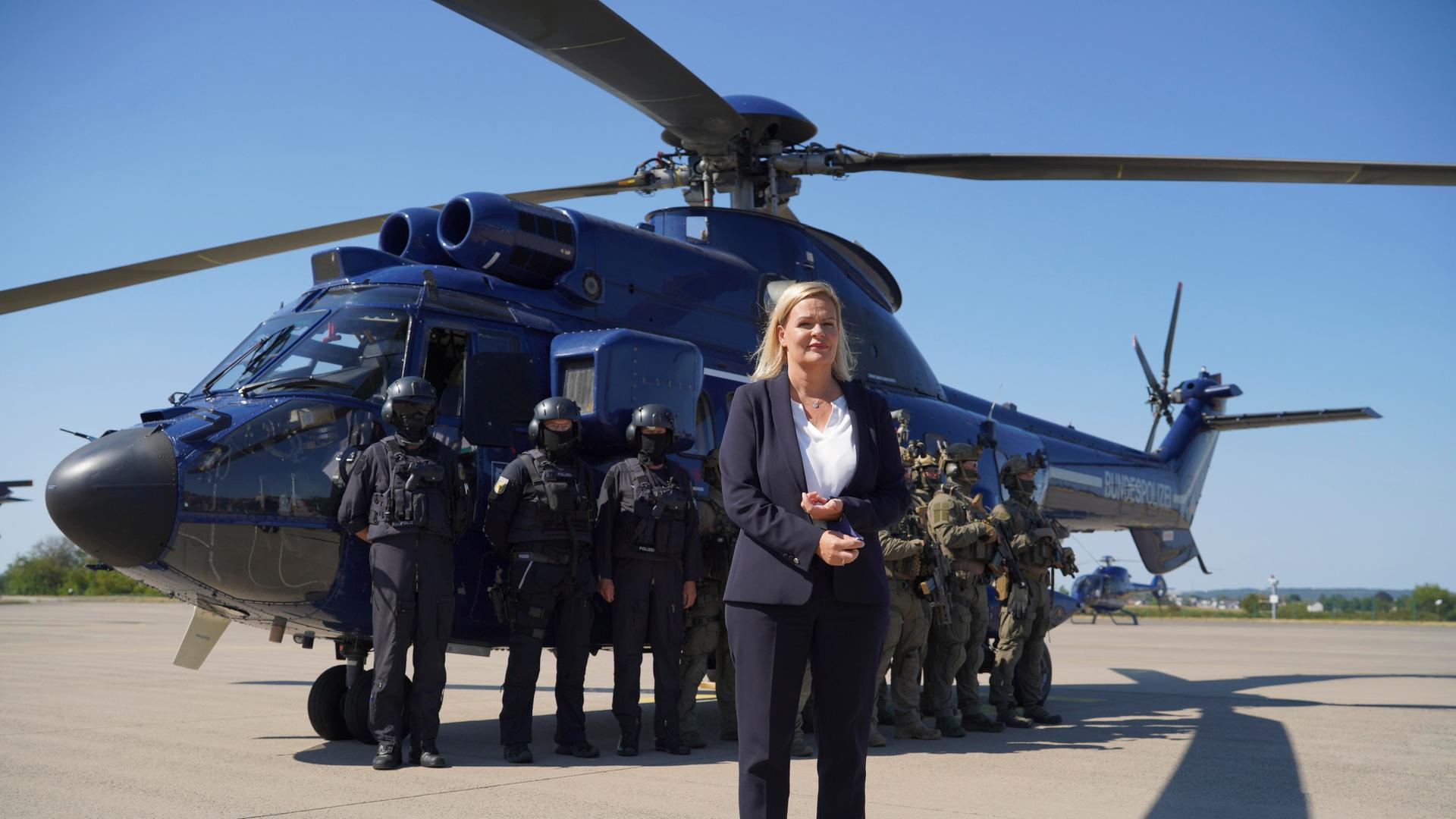 08.08.2022, St. Augustin: Innenministerin Nancy Faeser bei ihrem Statement nach dem Besuch der GSG 9 und Bundespolizei-Fliegerstaffel