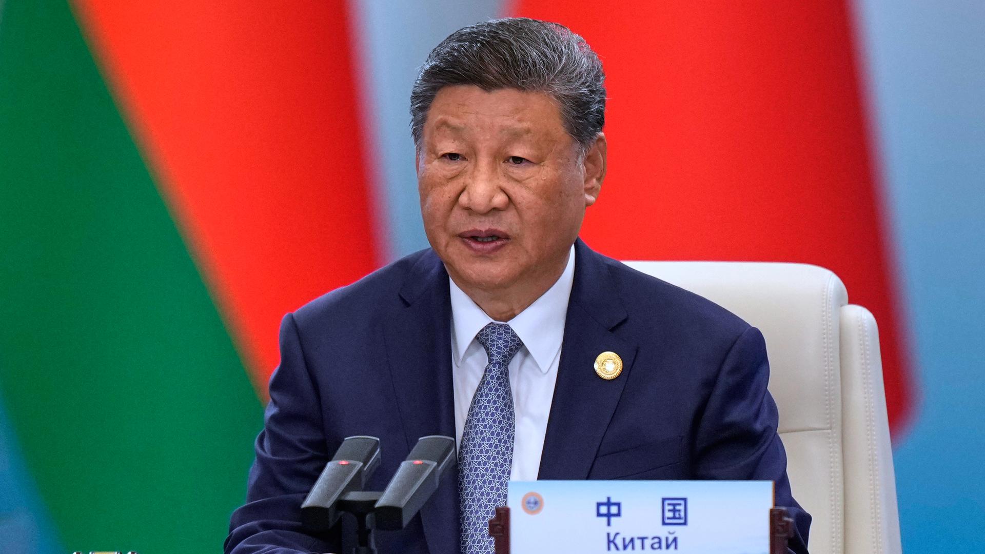 Zu sehen ist der chinesische Staatspräsident Xi Jinping. Er spricht in ein Mikrofon. Zu sehen ist der chinesische Staatspräsident Xi Jinping. Er spricht in ein Mikrofon.