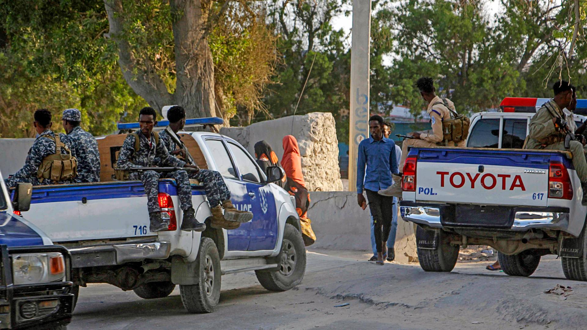 Mogadischu: Polizisten patrouillieren in der Nähe des Tatorts. 