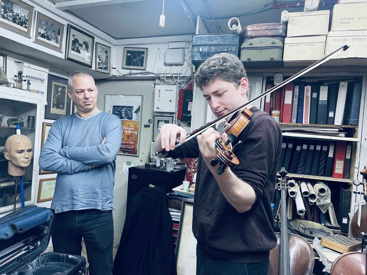 Michael Shaem (r.) spielte im Besein von Guy Ashero die Geige von Hannah Deleo. 