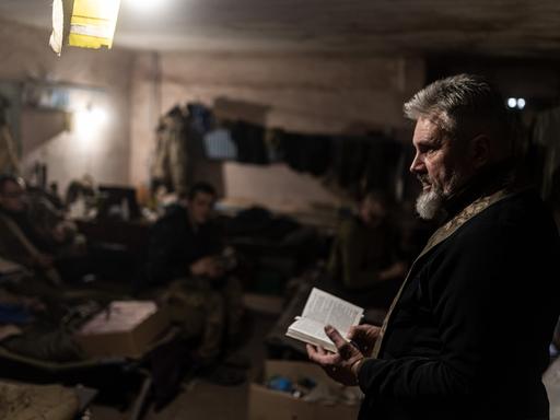 Ein Kommandeur der ukrainischen Armee liest in einem Bunker in Charkiw.