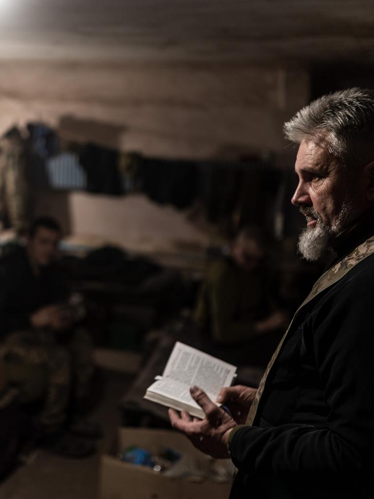 Ein Kommandeur der ukrainischen Armee liest in einem Bunker in Charkiw.