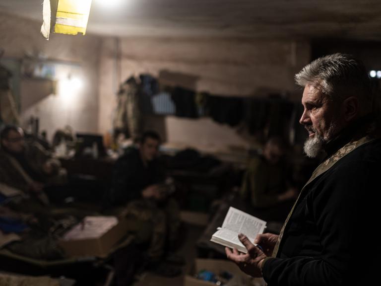 Ein Kommandeur der ukrainischen Armee liest in einem Bunker in Charkiw.