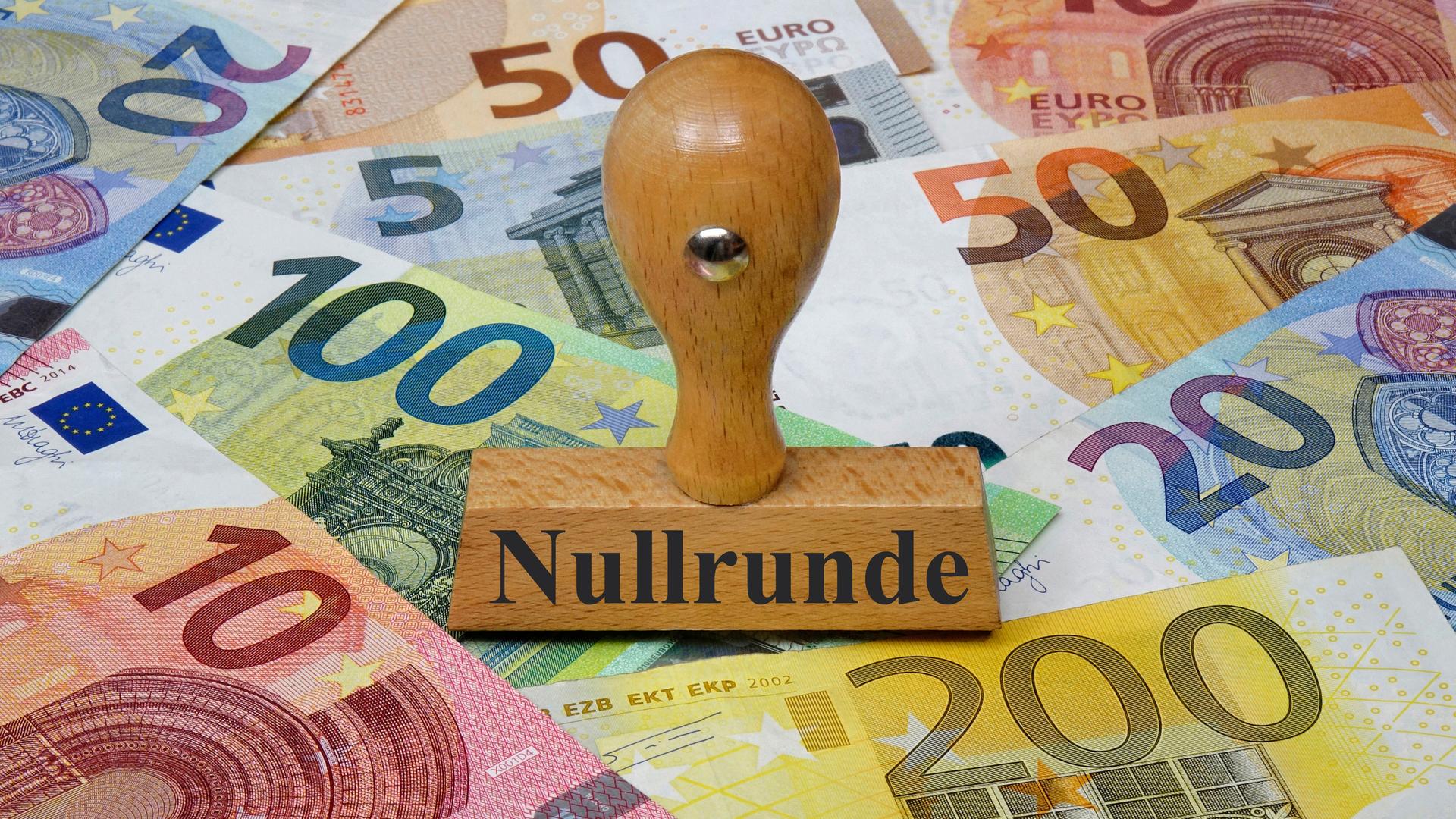 Auf diversen Geldscheinen steht ein Stempel mit der Aufschrift "Nullrunde" Auf diversen Geldscheinen steht ein Stempel mit der Aufschrift "Nullrunde"
