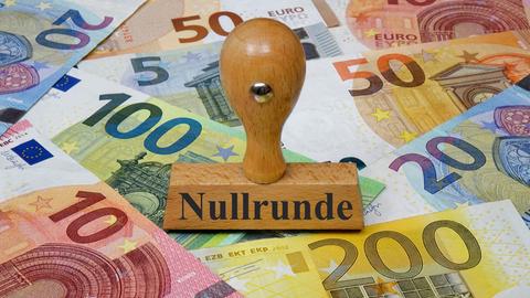 Auf diversen Geldscheinen steht ein Stempel mit der Aufschrift "Nullrunde"