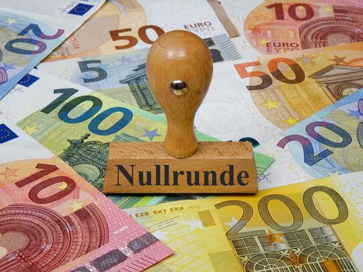 Auf diversen Geldscheinen steht ein Stempel mit der Aufschrift "Nullrunde"