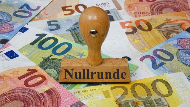 Auf diversen Geldscheinen steht ein Stempel mit der Aufschrift "Nullrunde"