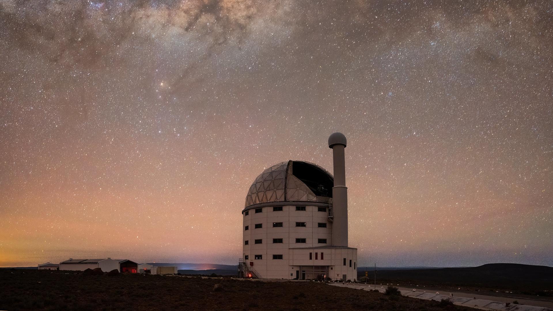 Aufnahme des südafrikanischen Großteleskop SALT vor einem Sternenhimmel