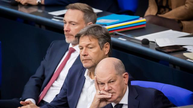 Bundeskanzler Olaf Scholz (SPD, r-l), Robert Habeck (Bündnis 90/Die Grünen), Bundesminister für Wirtschaft und Klimaschutz, und Christian Lindner (FDP), Bundesminister der Finanzen, verfolgen im Plenum des Deutschen Bundestages die Debatte.