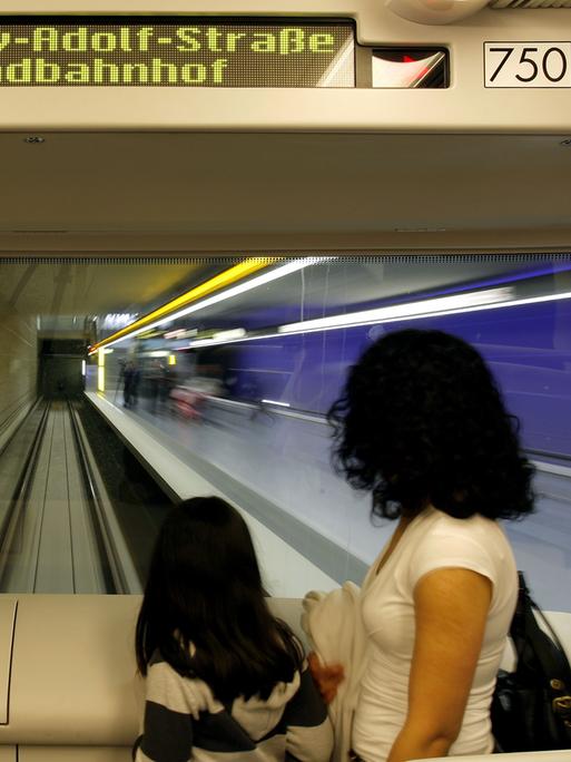 An der Frontscheibe mit direktem Blick auf die Tunnelstrecke steht ein Frau mit ihren zwei Kindern am Sonntag in Nürnberg (Mittelfranken) in der ersten vollautomatischen U-Bahn