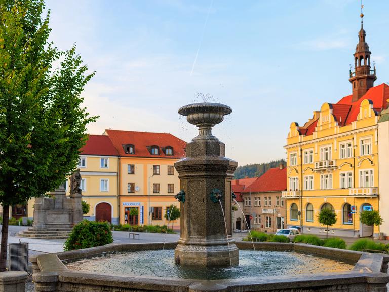Ein Platz mit Brunnen in Votice, Tschechische Republik. (Quelle: imago)