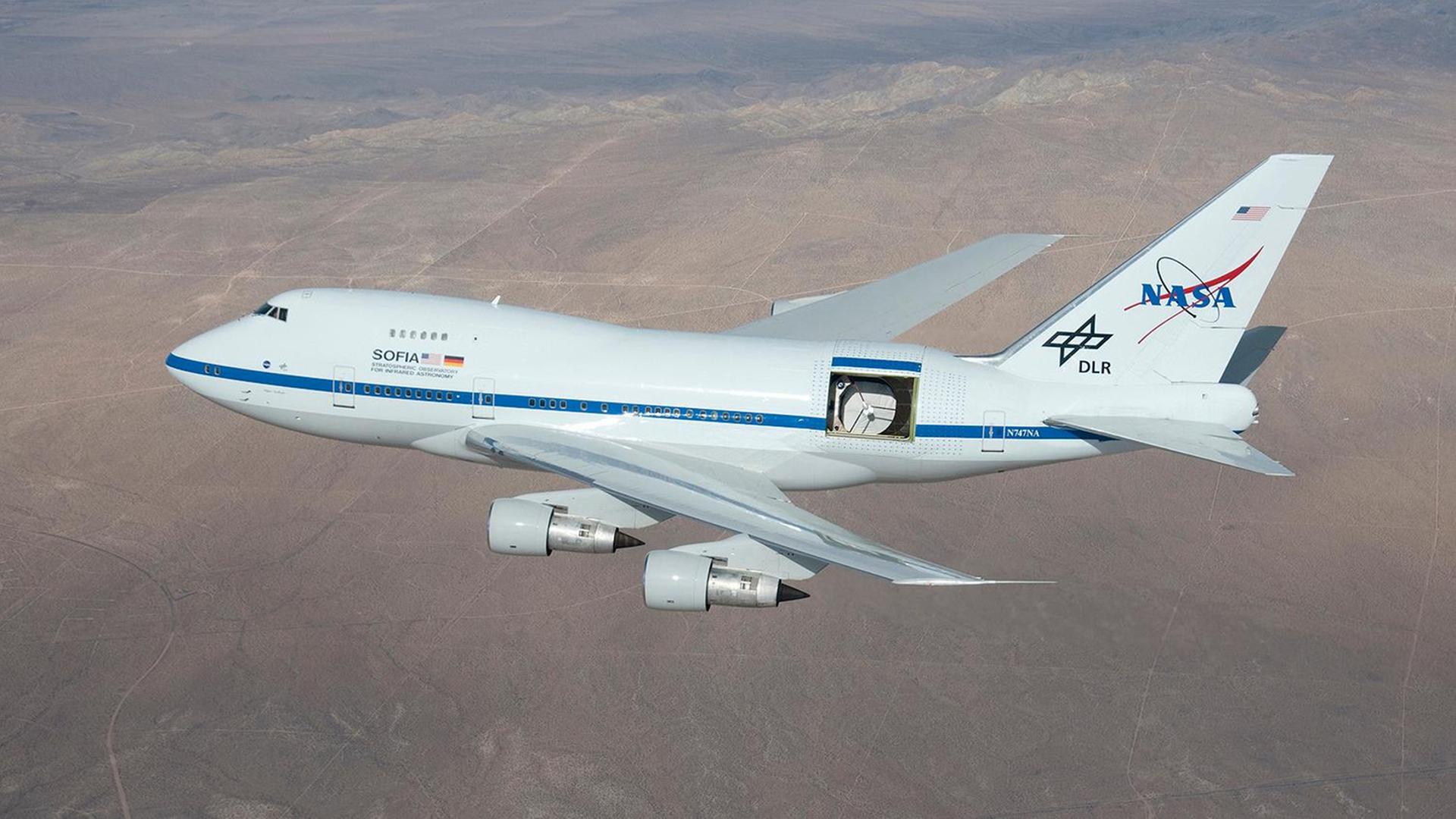 Das Bild zeigt die Infrarot-Sternwarte SOFIA  -  eine umgebaute Boeing 747  im Flug
