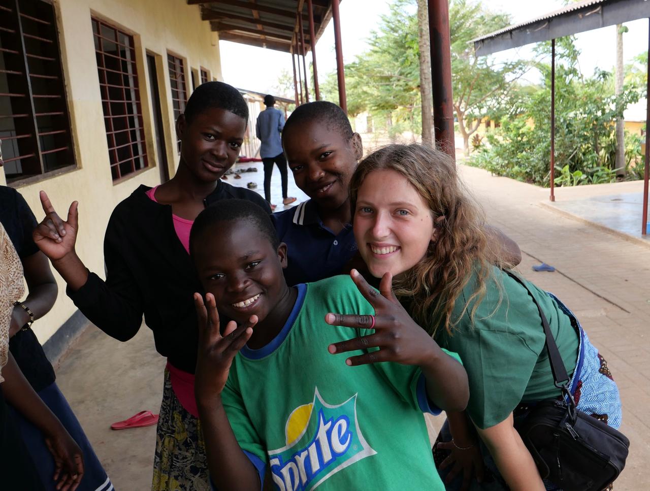 Finja Ufer posiert mit Jugendlichen in Tansania.