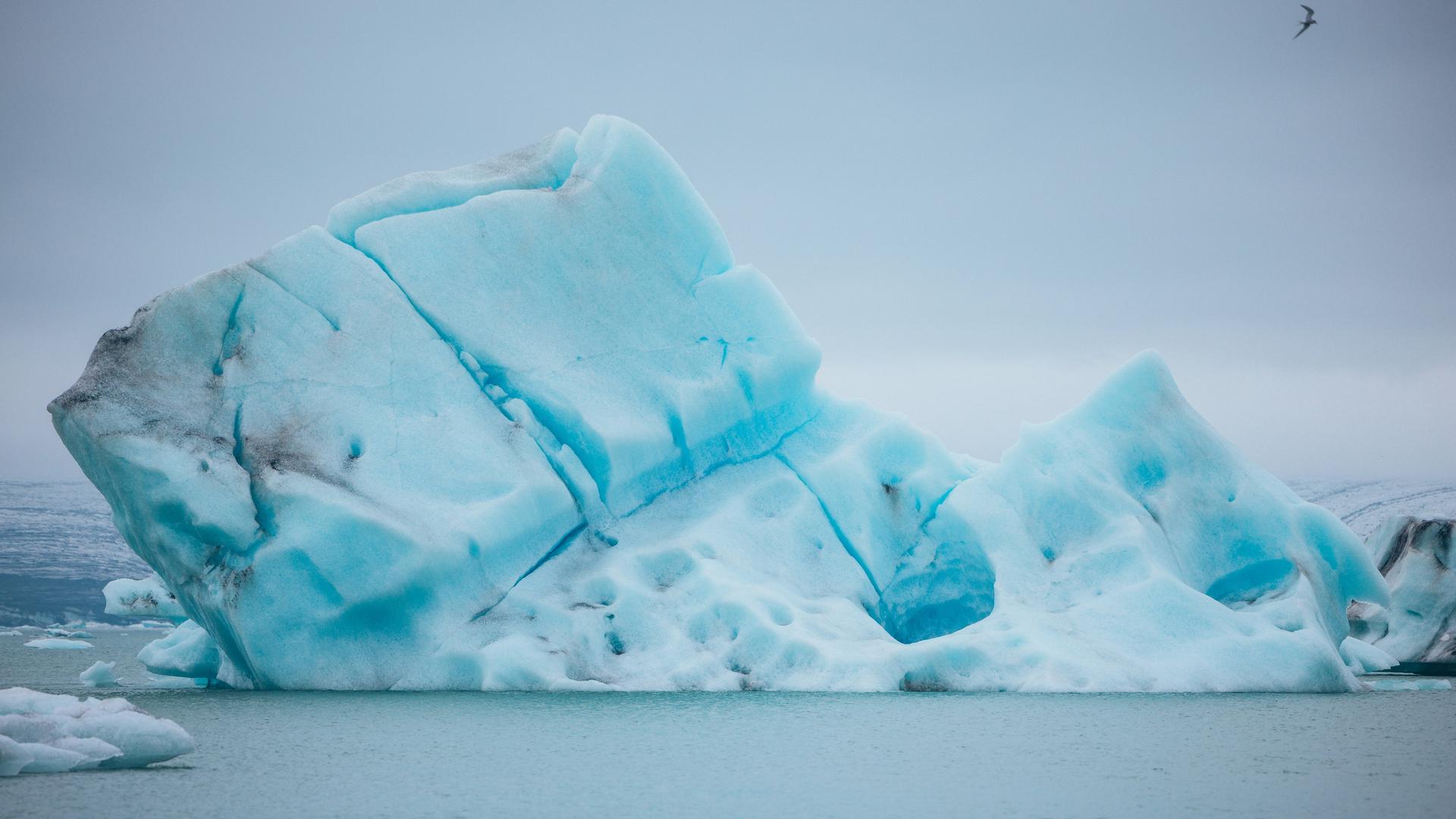 Ein tauender Eisberg vor der Küste von Island Ein tauender Eisberg vor der Küste von Island