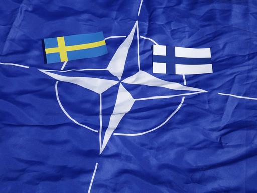 Flagge der NATO sowie von Schweden und Finnland 