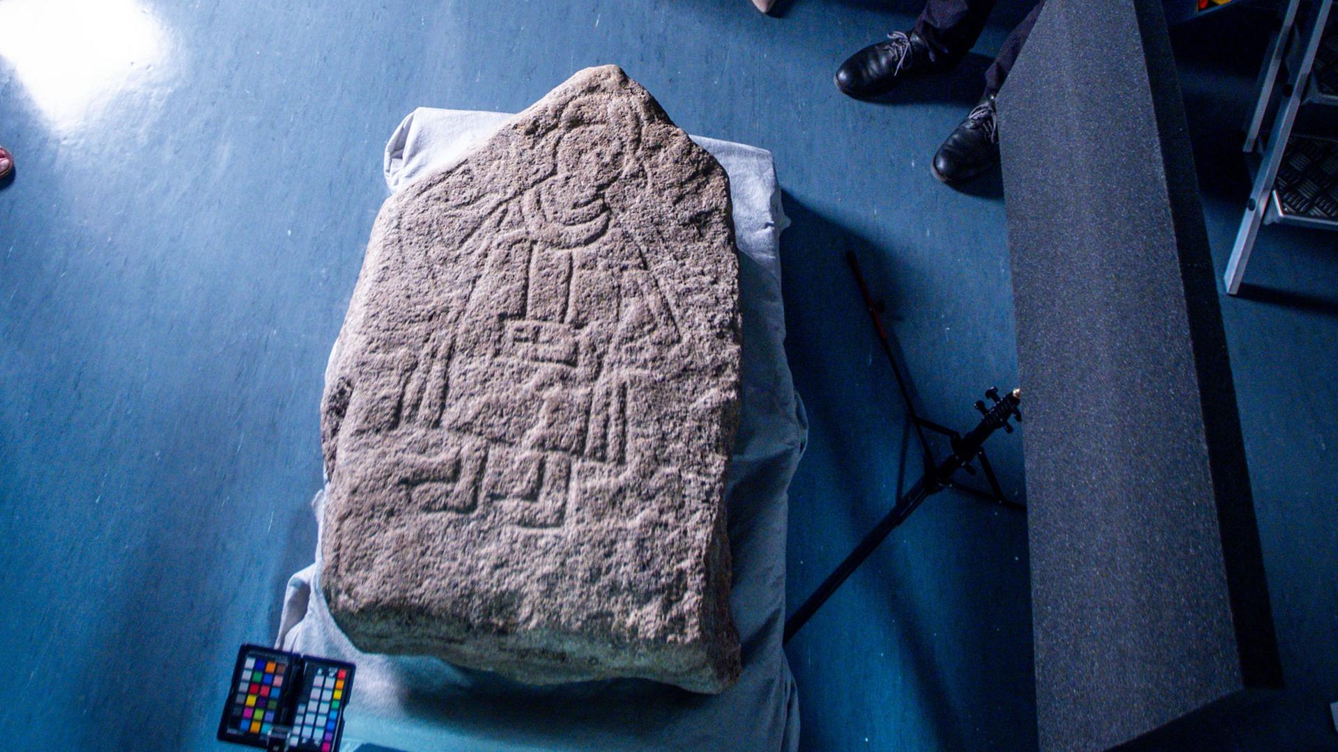 Einen etwa 900 Jahre alten ausgegrabenen Bildstein stellen Landesarchäologe Detlef Jantzen (r), Bettina Martin (m), die Wissenschaftsministerin von Mecklenburg-Vorpommern, sowie der Finder Peter Wittenberg (l) im Landesamt für Kultur & Denkmalpflege vor. Einen etwa 900 Jahre alten ausgegrabenen Bildstein stellen Landesarchäologe Detlef Jantzen (r), Bettina Martin (m), die Wissenschaftsministerin von Mecklenburg-Vorpommern, sowie der Finder Peter Wittenberg (l) im Landesamt für Kultur & Denkmalpflege vor.