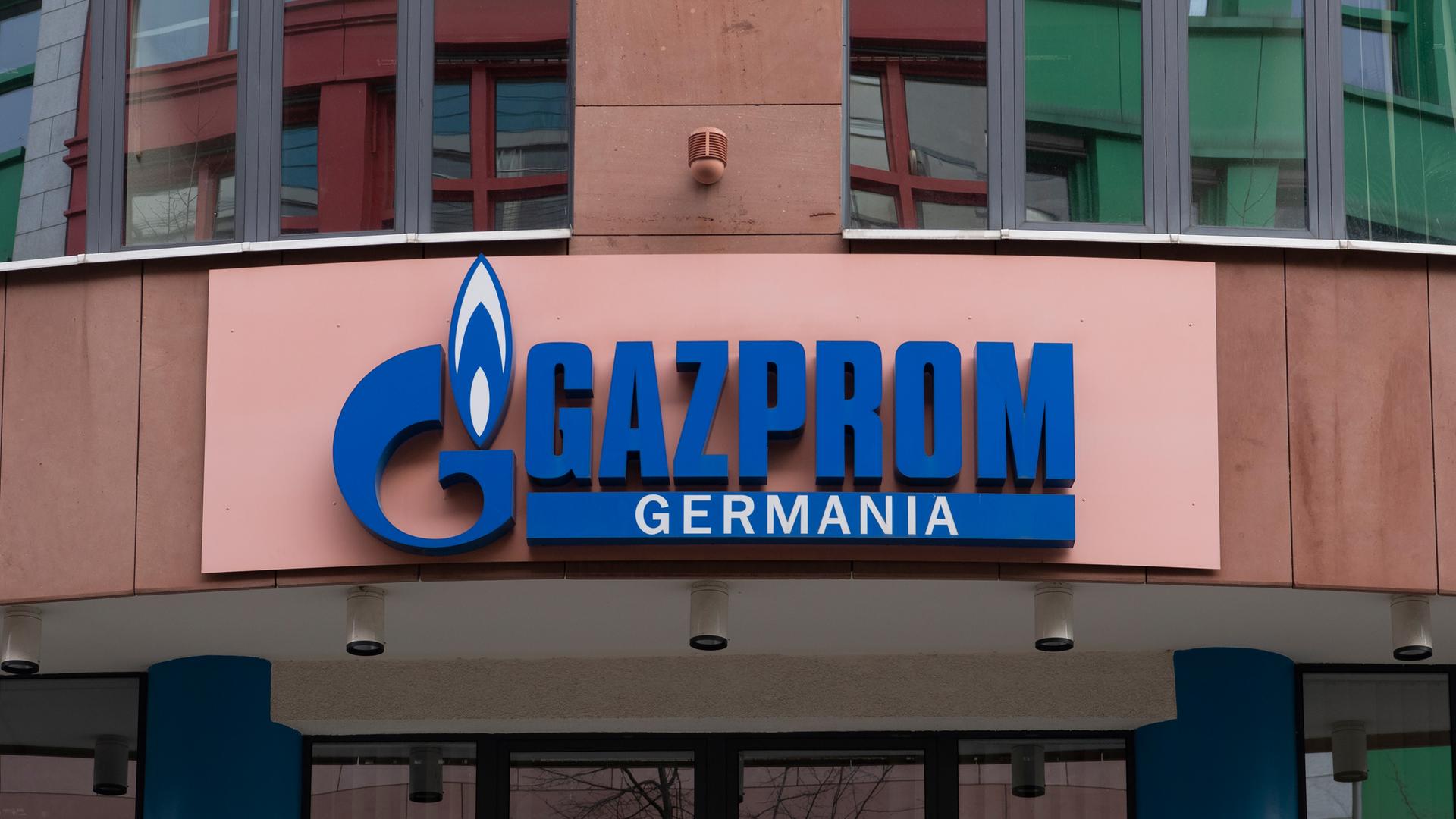 Das Logo von Gazprom Germania an einer Hauswand Das Logo von Gazprom Germania an einer Hauswand