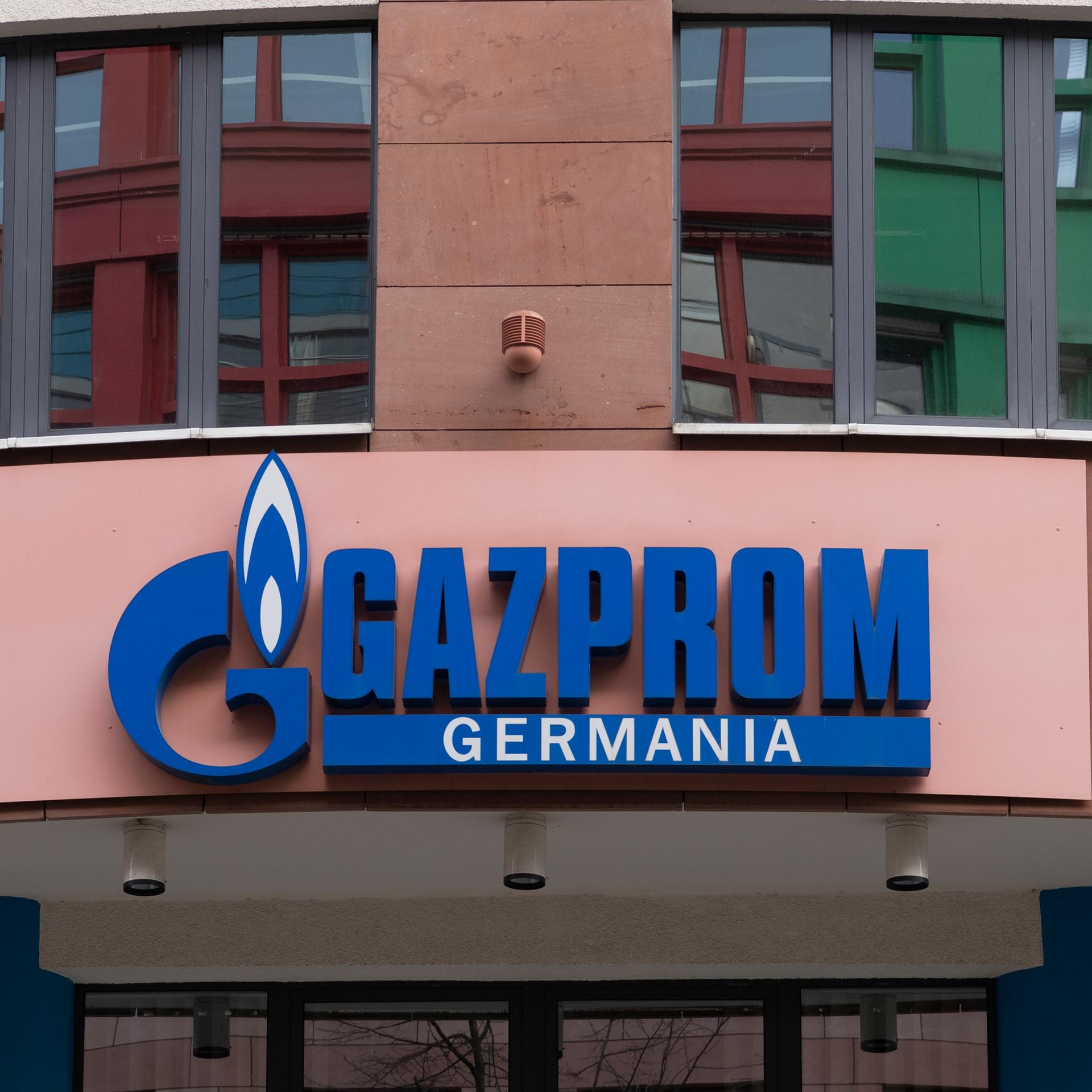 Das Logo von Gazprom Germania an einer Hauswand