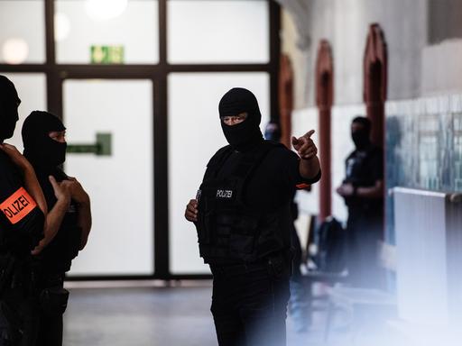 Polizisten stehen in einem Gang 