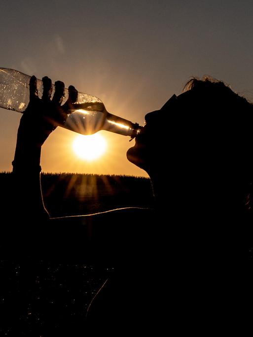 Person trinkt aus einer Wasserflasche