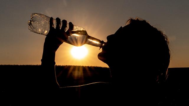 Person trinkt aus einer Wasserflasche