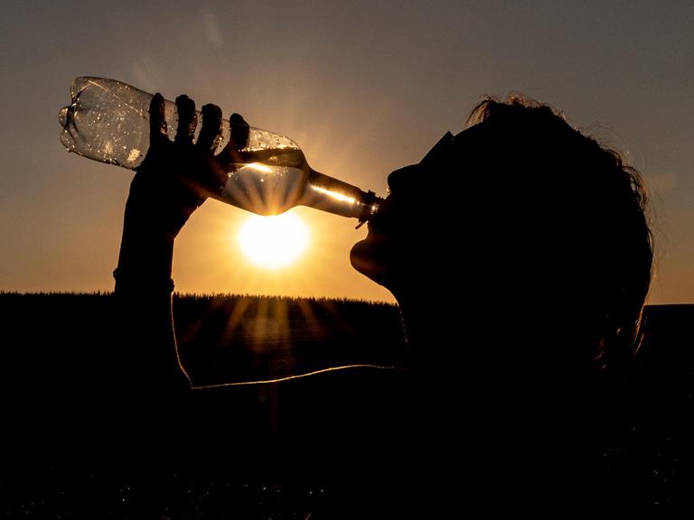Person trinkt aus einer Wasserflasche