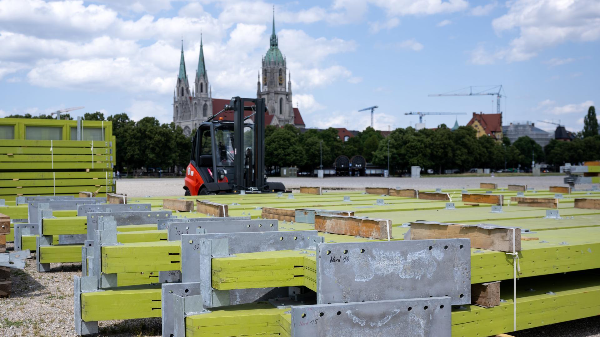 Bauteile von einem Bierzelt sind auf der Theresienwiese, dem Oktoberfestgelände zu sehen. Bauteile von einem Bierzelt sind auf der Theresienwiese, dem Oktoberfestgelände zu sehen.