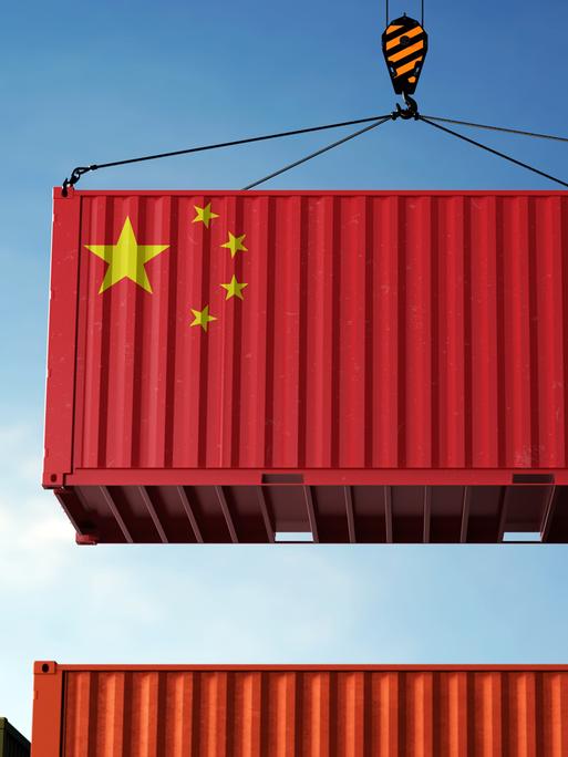 Ein roter Frachtcontainer mit der chinesischen Flagge bedruckt vor blauem Himmel. Ein roter Frachtcontainer mit der chinesischen Flagge bedruckt vor blauem Himmel.