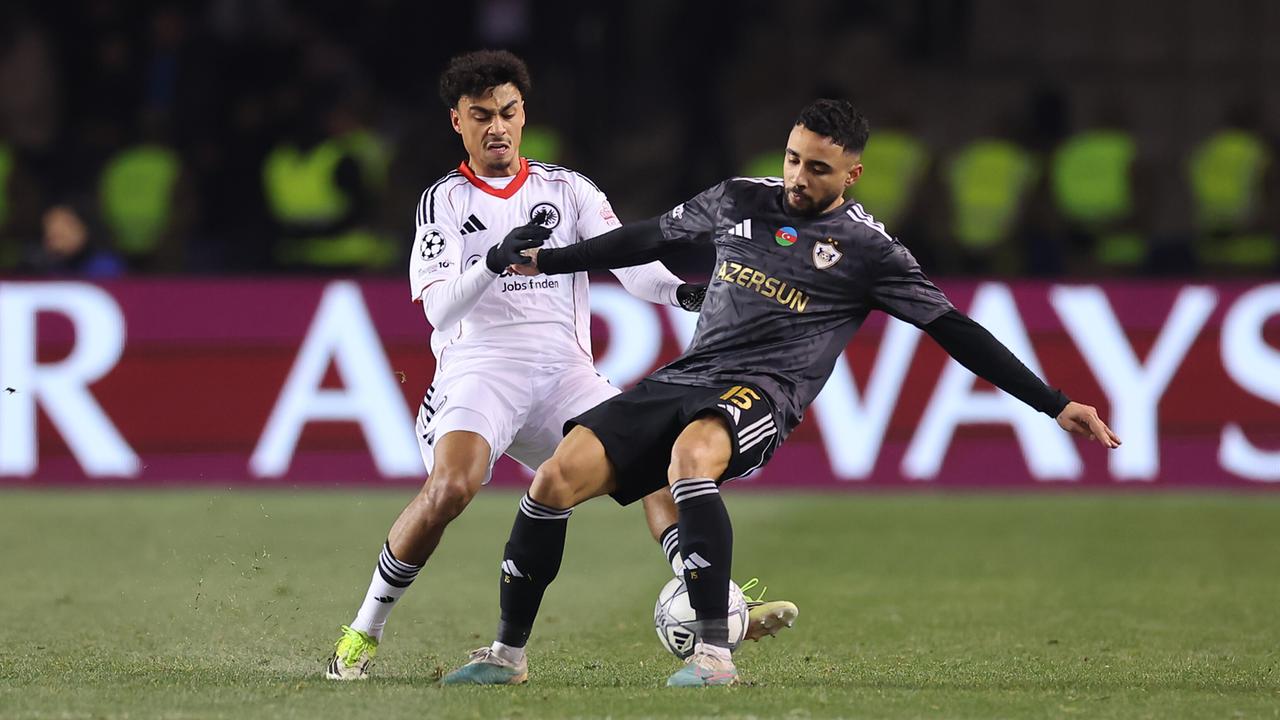 Nathaniel Brown (Eintracht Frankfurt), links, und Leandro Andrade (Qarabag Agdam FK) kämpfen um den Ball. 