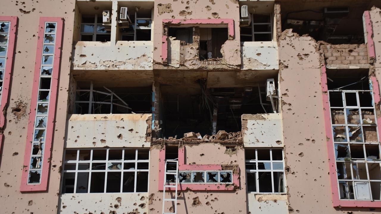 In Khartum, der Haupstadt des Sudan, ist im Januar 2026 die zerstörte Fassade des Al-Muallim Hospital zu sehen.